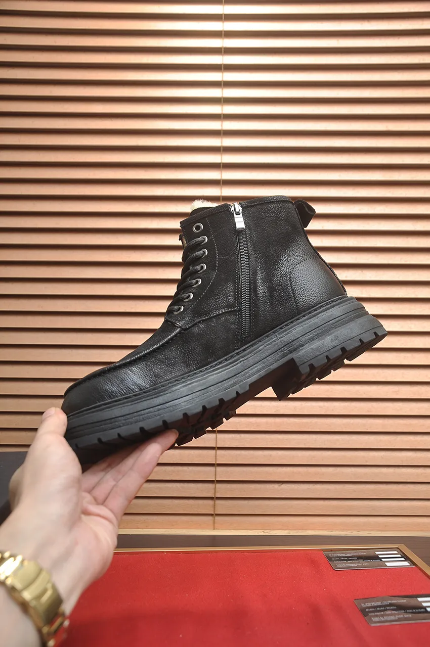 Men's shoes 💰680💶【UGG】(full genuine wool lining) Please pay attention to the quality of the original order and compare the thickness of the wool 🏮🏮Hot style Martin boots from Australia's warm luxury brand men's shoes, official website synchronization, Beckham men's style..., made of imported top-layer waxed cowhide, waxed toe box, Australian real wool velvet lining Carefully sewn...Imported rubber Martin boots outsole (comfortable, soft and wear-resistant). I really like the quality...Exquisite workmanship, you can't put it down once you see it. Code number 39-44